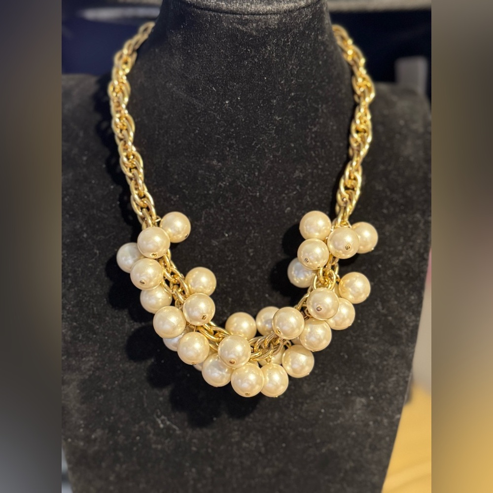 Vintage NAPIER Gold Tone Faux Pearl Cluster Necklace 18”.